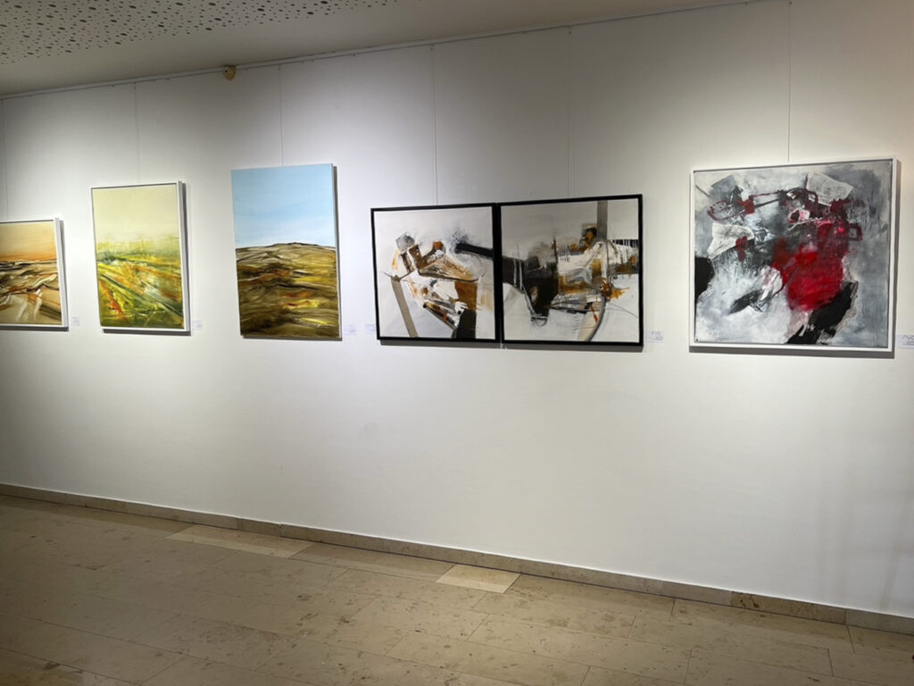 Sylvia Kneidinger Ausstellung Acrylbilder Stadtamt Traun 2025